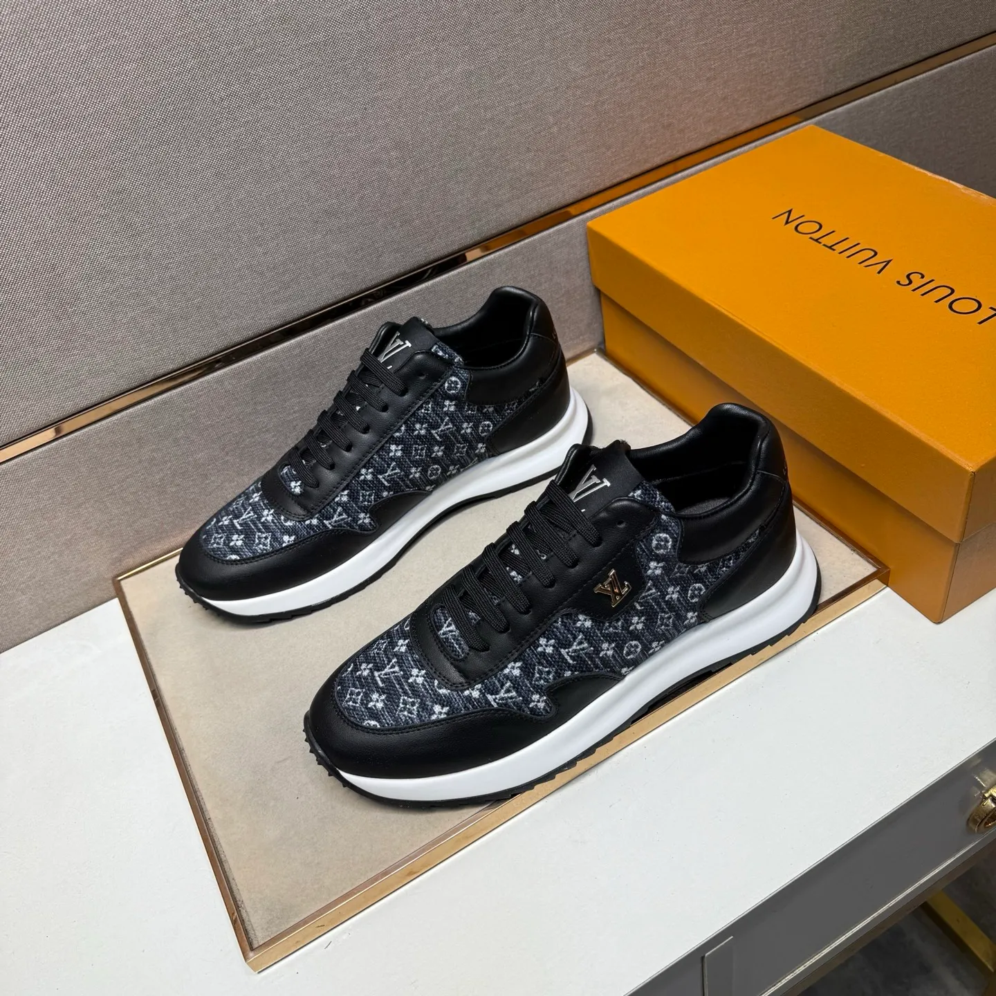 ⬛️Ex-factory price p442【LV～】men's casual shoes, 2025z cabinet sales simultaneously 🔶Size: 38-44 #️⃣ 🔷3 colors🔜The upper is made of multi-material splicing ➕Genuine leather lining, comfortable and breathable, sole: original comfortable and wear-resistant outsole, ⚠️real thing📱photographed🎬real thing is better📢📢📢
